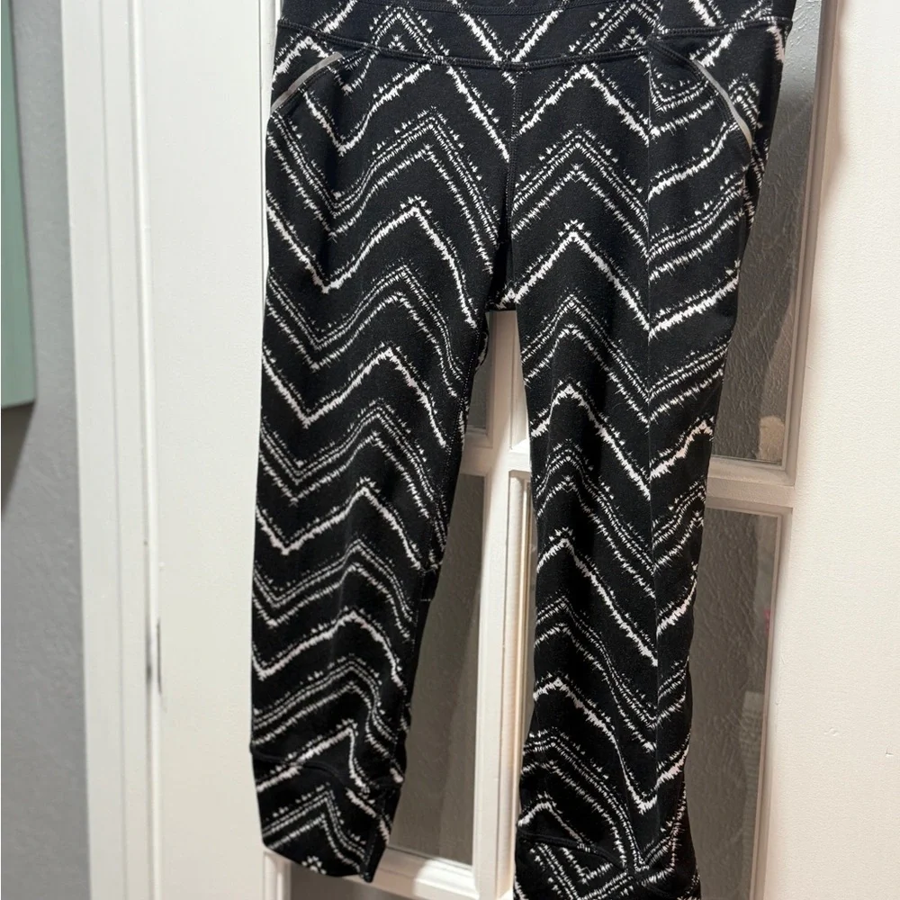 Athleta Zig Zag Relay Capri Black White Chevron Cropped Leggings - Picture 10 of 11